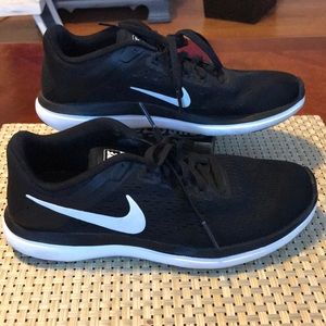Nike Running SZ 6 Trendy Black with White Soles